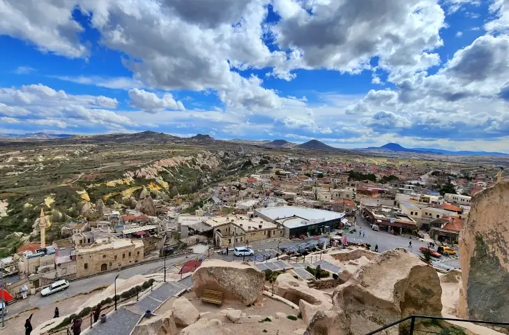 Uçhisar Kalesi’nden Uçhisar yerleşimi ve Güvercinlik Vadisi manzarası